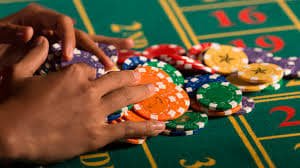 Người chơi Việt Nam duyệt danh mục sảnh game bit789 trên điện thoại với giao diện tiếng Việt